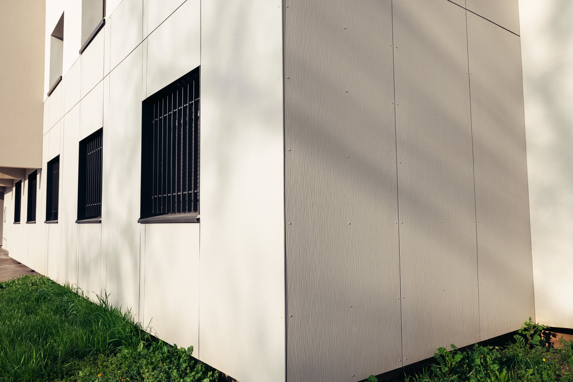 James Hardie fibrocementinė plokštė Architectural Brushed 3048x1220x8 mm Arctic white - Image 10