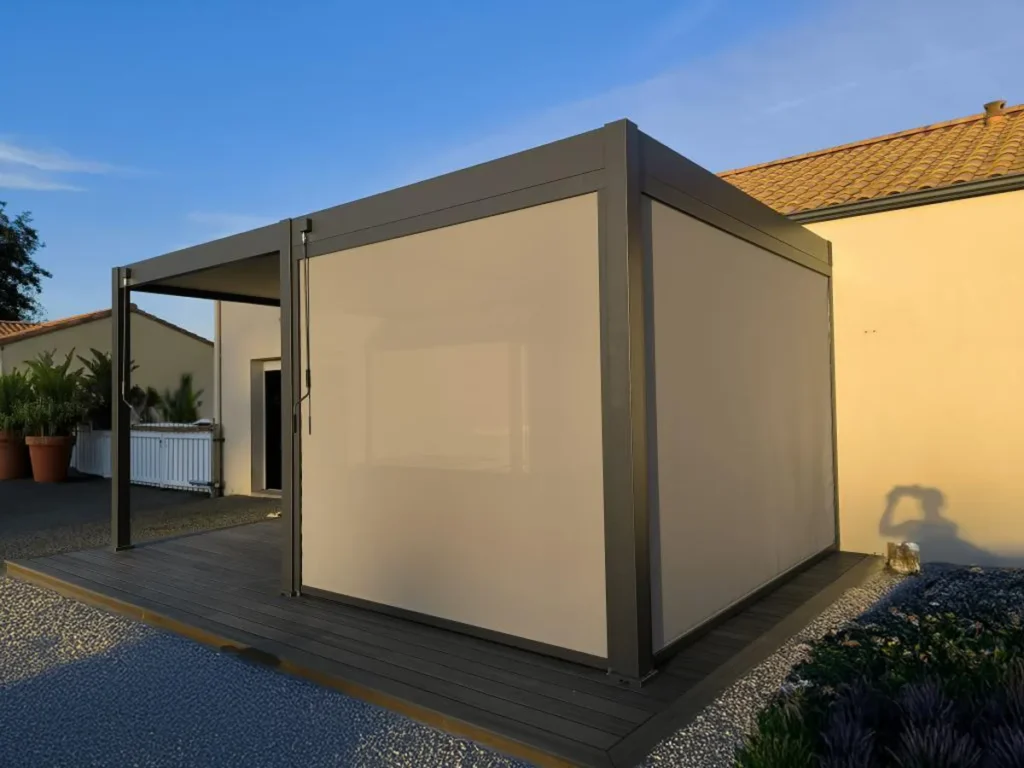 Pergola Elios 5,3×3,6 m. balta su 2 vnt 2,65 m pločio priekiniai roletai – projekto nuotrauka 2